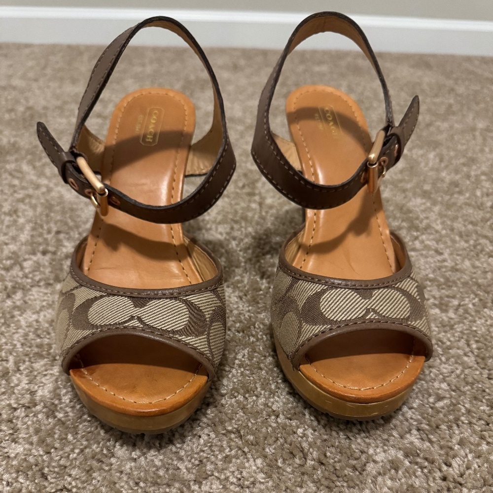 COACH Elanna Heeled Sandals.Khaki & Brown Size 9.5 Used.Like New Condition